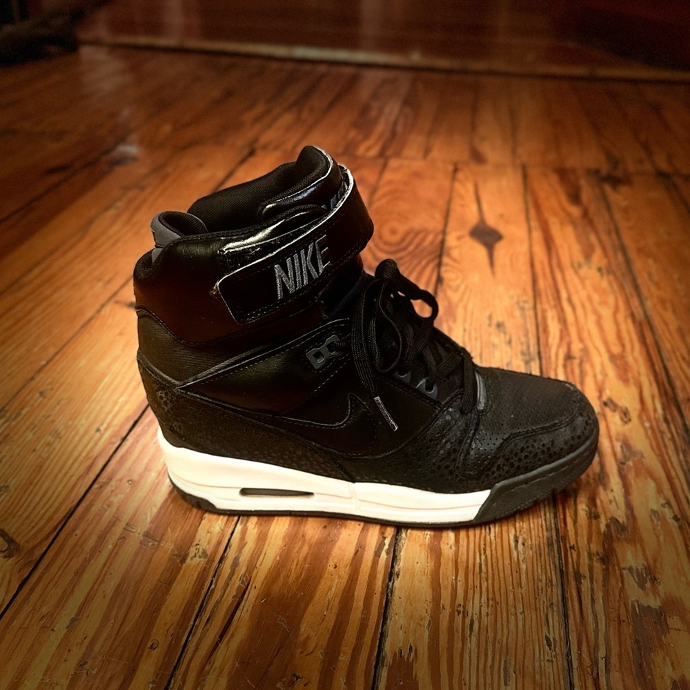 Nike Air Revolution Sky HI WMNS Sz 9 Sneakers Black White Hidden Wedge 599410003